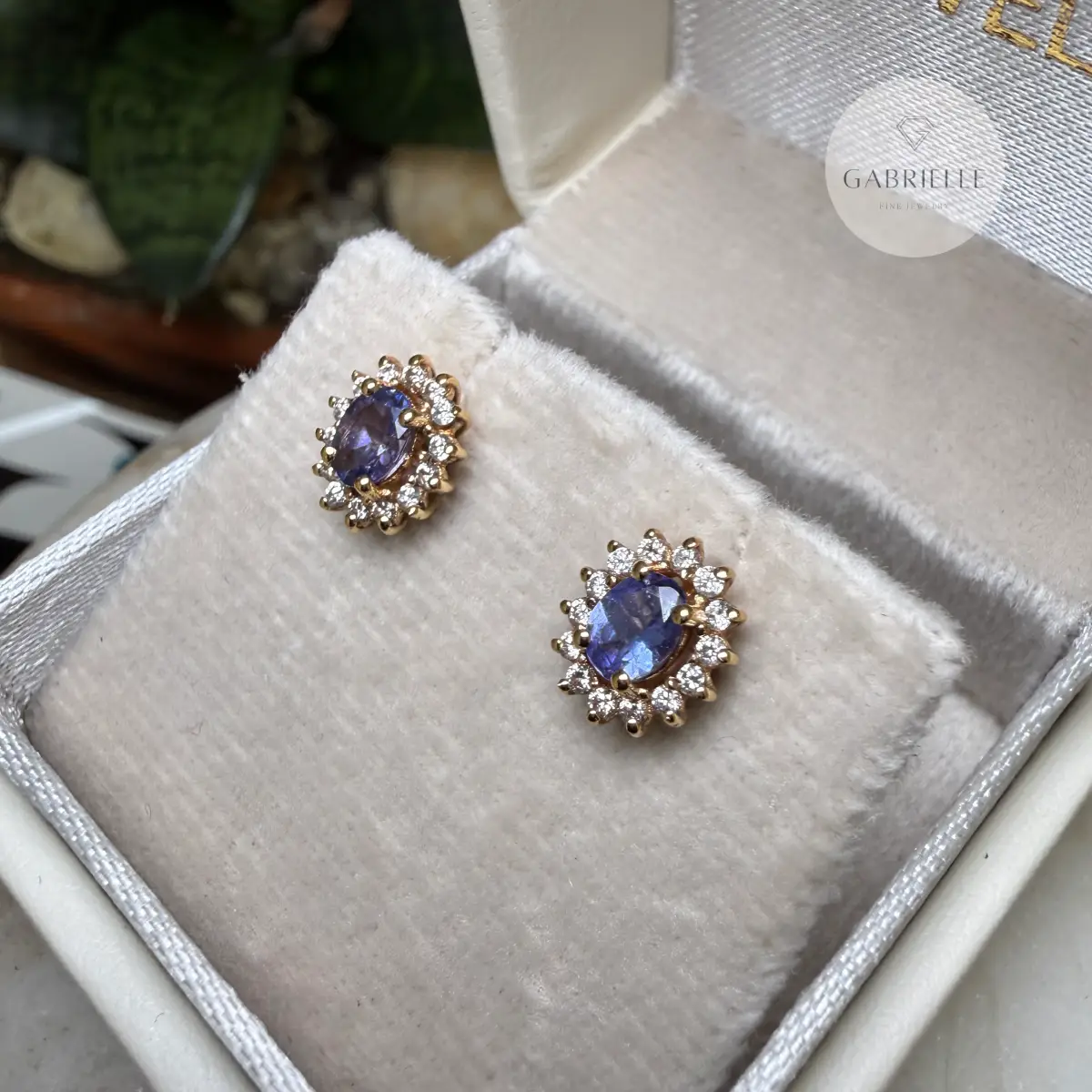 Aretes topitos tanzanita ovalada con diamantes en oro 18k-3