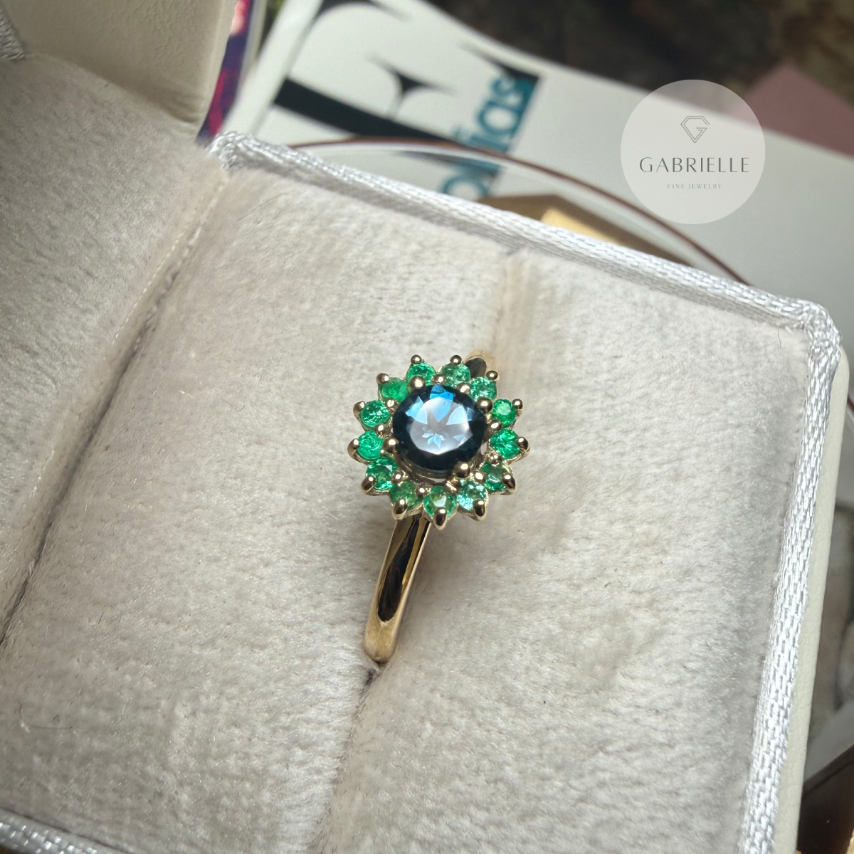 Anillo Cluster de Oro 18k con Topacio 4mm y Esmeraldas 1.5mm-4