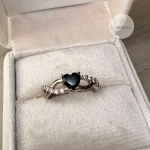 Anillo de Oro Blanco con Ónix Corazón y Moissanitas